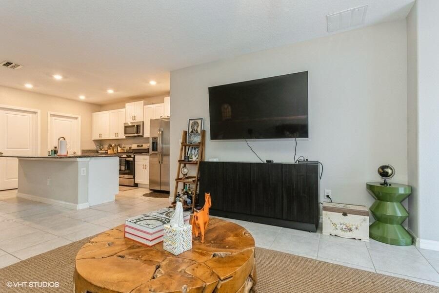 For Sale: $404,000 (5 beds, 2 baths, 2415 Square Feet)