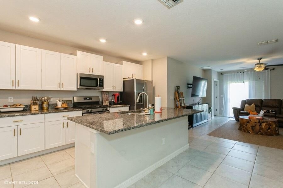 For Sale: $404,000 (5 beds, 2 baths, 2415 Square Feet)