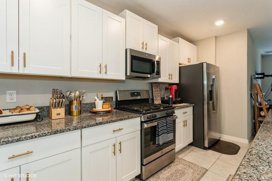 For Sale: $404,000 (5 beds, 2 baths, 2415 Square Feet)