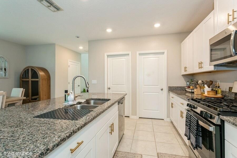 For Sale: $404,000 (5 beds, 2 baths, 2415 Square Feet)