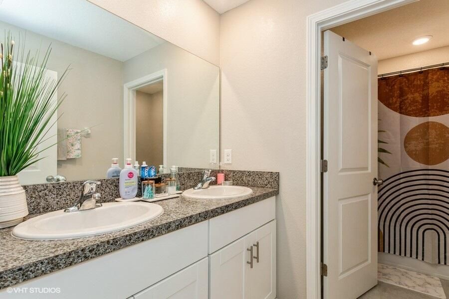 For Sale: $404,000 (5 beds, 2 baths, 2415 Square Feet)