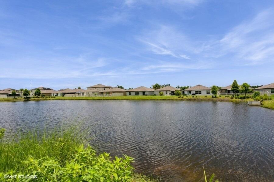 For Sale: $404,000 (5 beds, 2 baths, 2415 Square Feet)