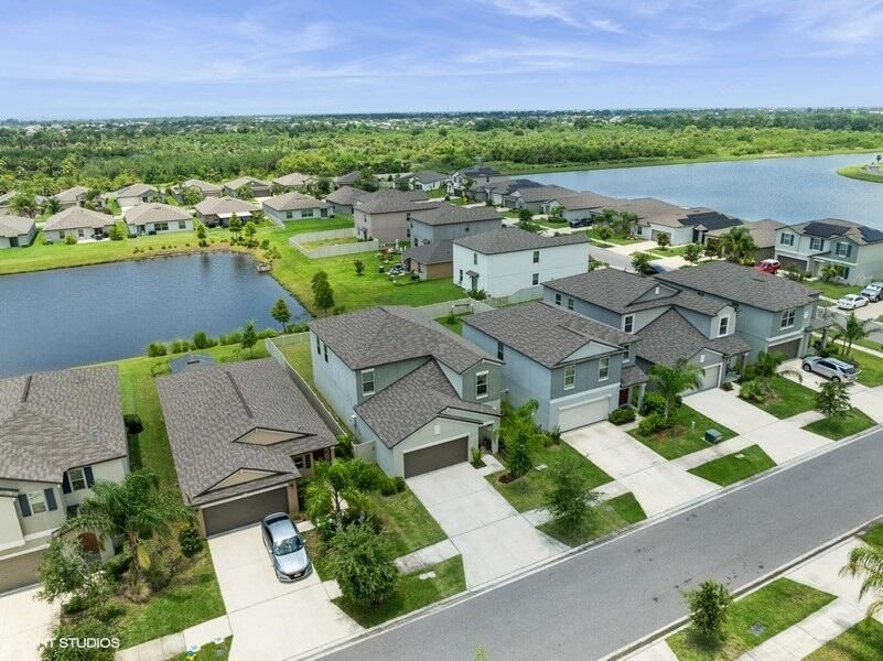 For Sale: $404,000 (5 beds, 2 baths, 2415 Square Feet)