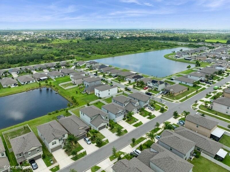 For Sale: $404,000 (5 beds, 2 baths, 2415 Square Feet)