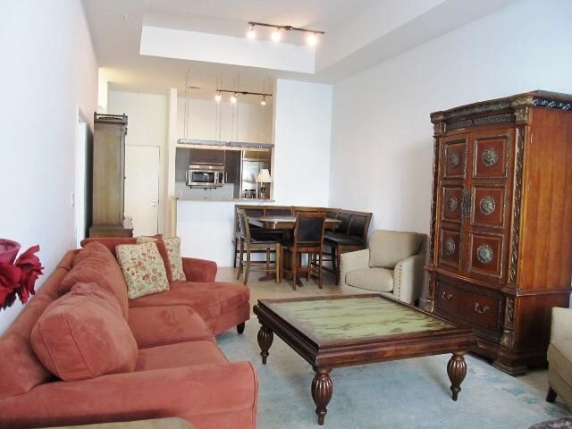 待售: $495,000 (1 贝兹, 1 浴室, 905 平方英尺)