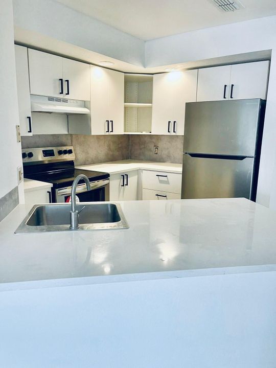 For Rent: $1,650 (1 beds, 1 baths, 712 Square Feet)