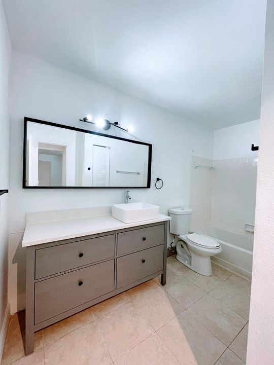 For Rent: $1,650 (1 beds, 1 baths, 712 Square Feet)