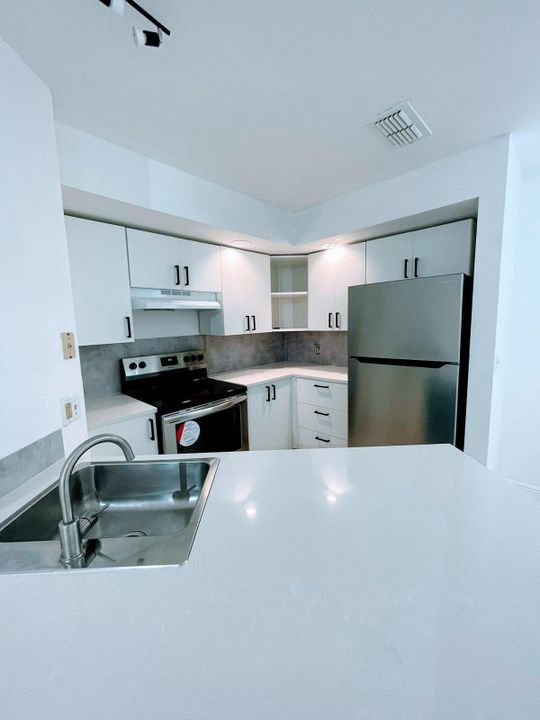 For Rent: $1,650 (1 beds, 1 baths, 712 Square Feet)