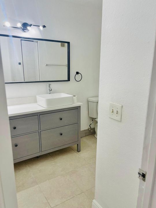 For Rent: $1,650 (1 beds, 1 baths, 712 Square Feet)