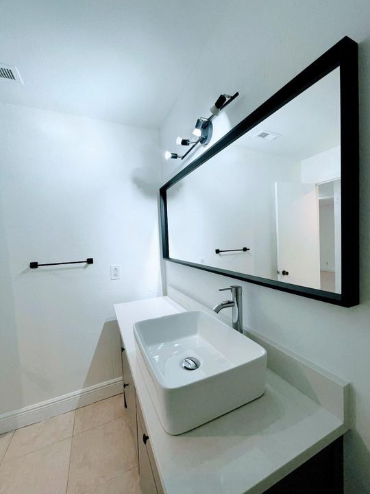 For Rent: $1,650 (1 beds, 1 baths, 712 Square Feet)