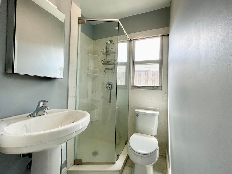 For Rent: $1,500 (1 beds, 1 baths, 1447 Square Feet)