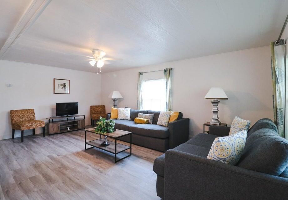 For Sale: $49,900 (2 beds, 2 baths, 1350 Square Feet)