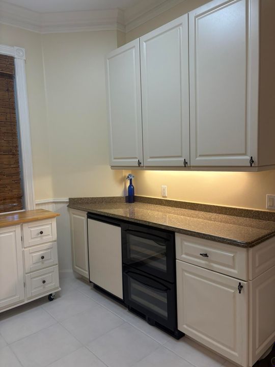 For Sale: $419,900 (2 beds, 2 baths, 1989 Square Feet)