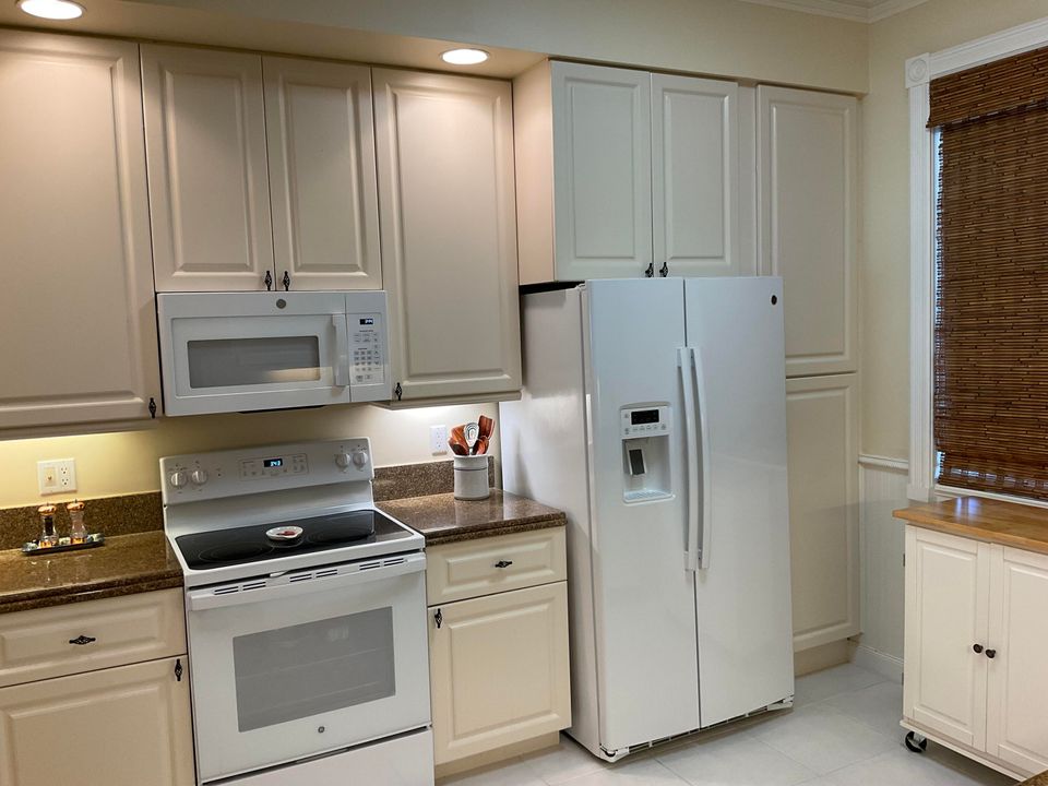 For Sale: $419,900 (2 beds, 2 baths, 1989 Square Feet)