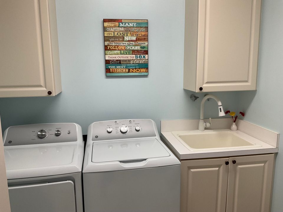 For Sale: $419,900 (2 beds, 2 baths, 1989 Square Feet)