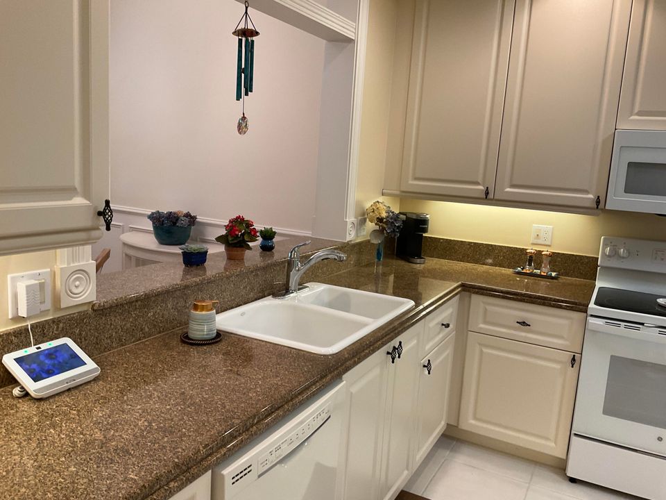 For Sale: $419,900 (2 beds, 2 baths, 1989 Square Feet)