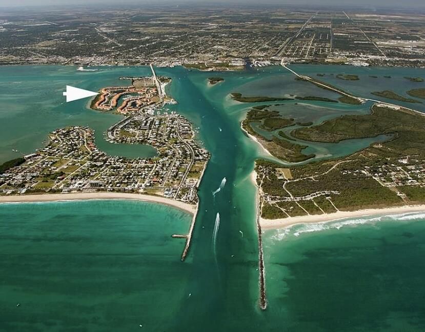 For Sale: $419,900 (2 beds, 2 baths, 1989 Square Feet)