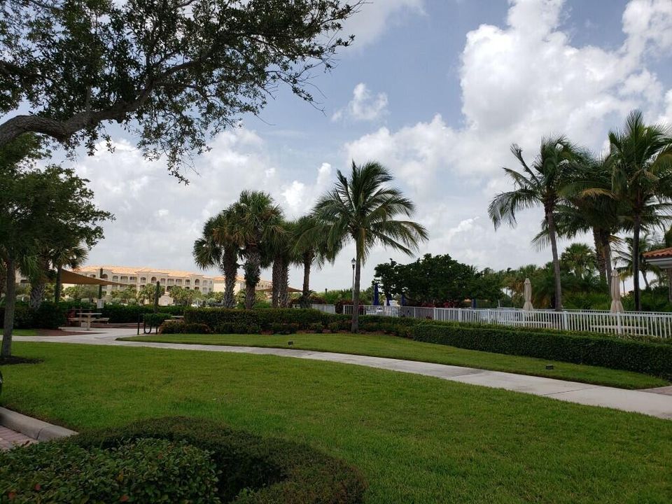 For Sale: $419,900 (2 beds, 2 baths, 1989 Square Feet)