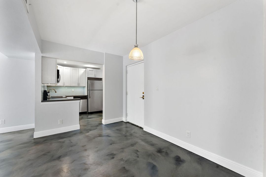 出租: $2,200 (2 贝兹, 2 浴室, 936 平方英尺)