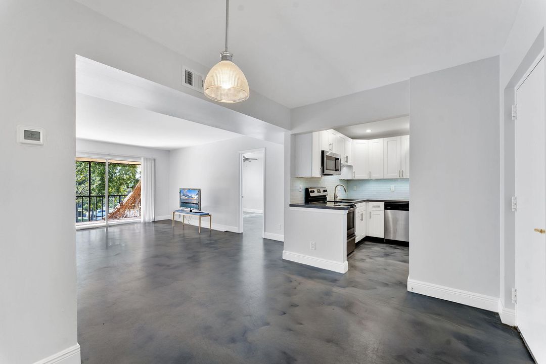 出租: $2,200 (2 贝兹, 2 浴室, 936 平方英尺)