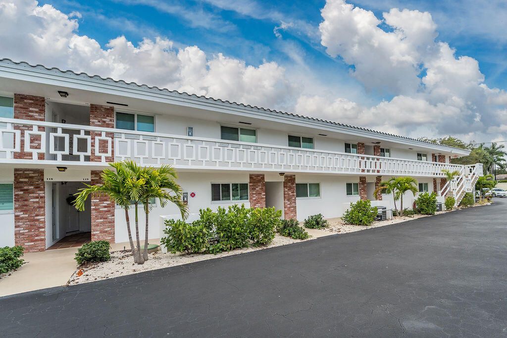 For Sale: $224,900 (2 beds, 2 baths, 869 Square Feet)