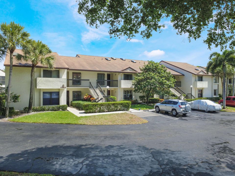 For Sale: $200,000 (2 beds, 2 baths, 1059 Square Feet)