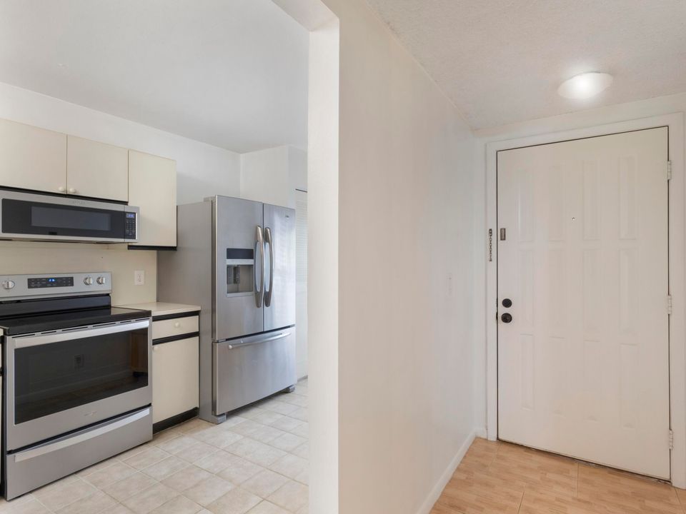 For Sale: $200,000 (2 beds, 2 baths, 1059 Square Feet)