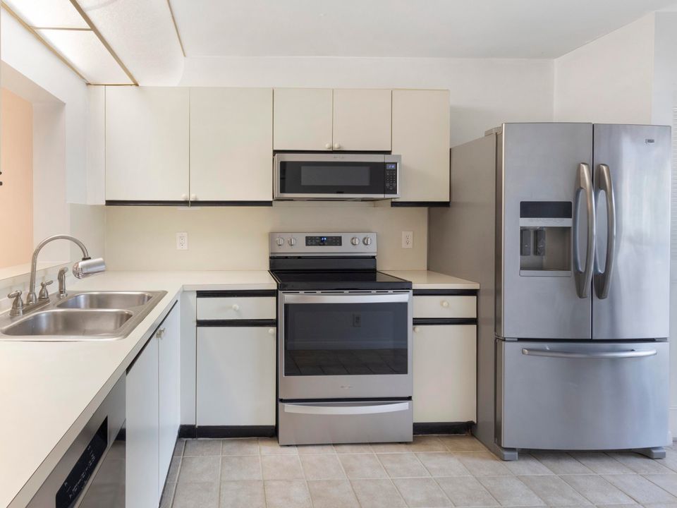 For Sale: $200,000 (2 beds, 2 baths, 1059 Square Feet)