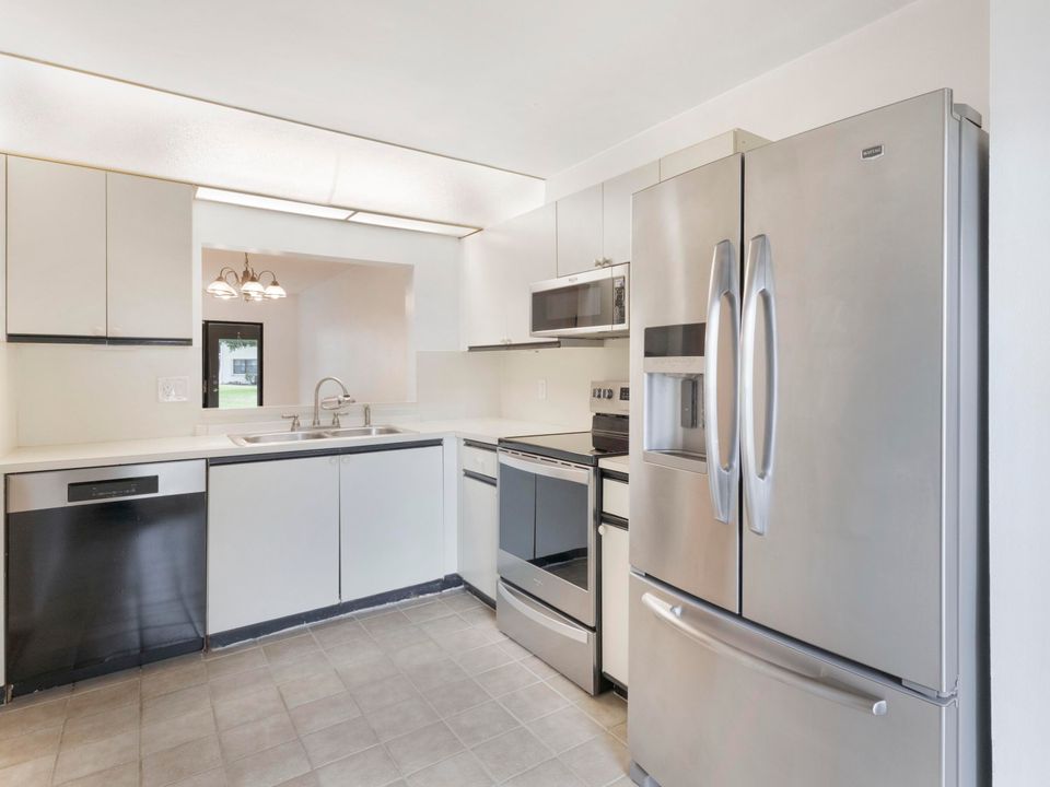 For Sale: $200,000 (2 beds, 2 baths, 1059 Square Feet)