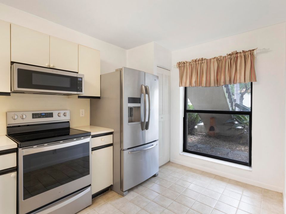For Sale: $200,000 (2 beds, 2 baths, 1059 Square Feet)