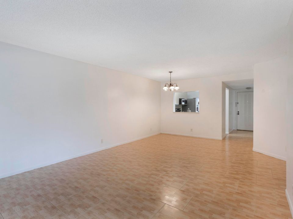 For Sale: $200,000 (2 beds, 2 baths, 1059 Square Feet)