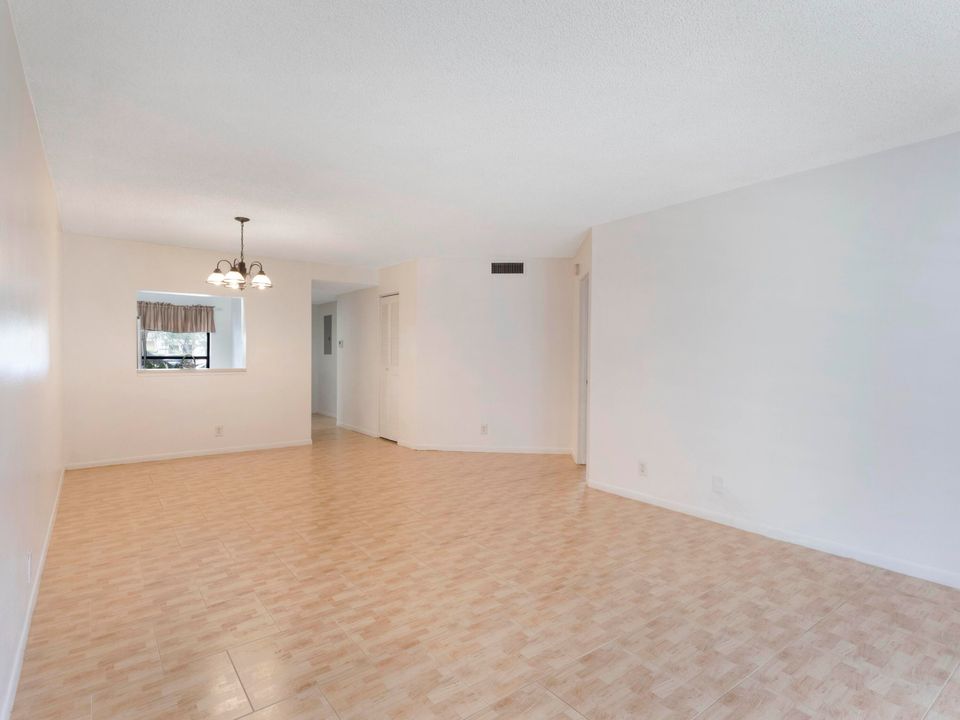 For Sale: $200,000 (2 beds, 2 baths, 1059 Square Feet)