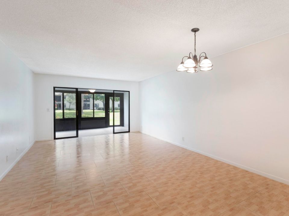 For Sale: $200,000 (2 beds, 2 baths, 1059 Square Feet)