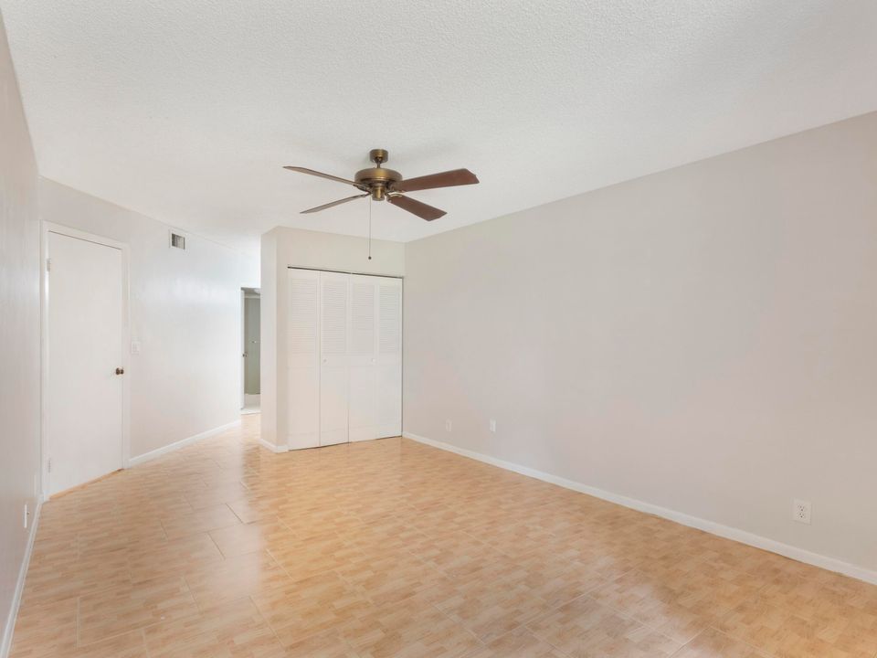 For Sale: $200,000 (2 beds, 2 baths, 1059 Square Feet)