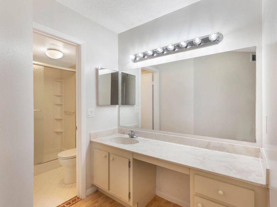 For Sale: $200,000 (2 beds, 2 baths, 1059 Square Feet)