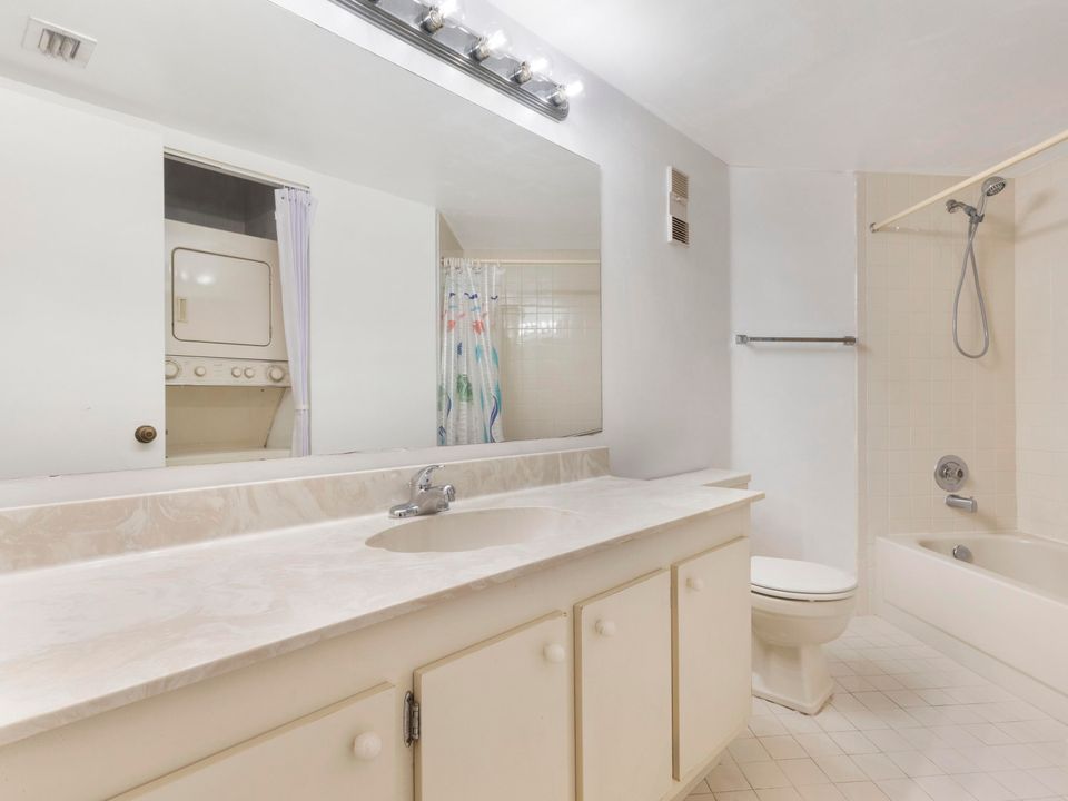 For Sale: $200,000 (2 beds, 2 baths, 1059 Square Feet)