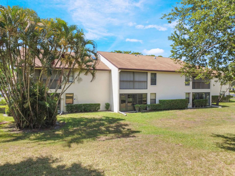 For Sale: $200,000 (2 beds, 2 baths, 1059 Square Feet)