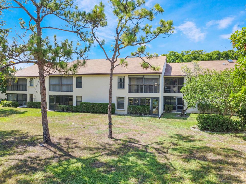 For Sale: $200,000 (2 beds, 2 baths, 1059 Square Feet)