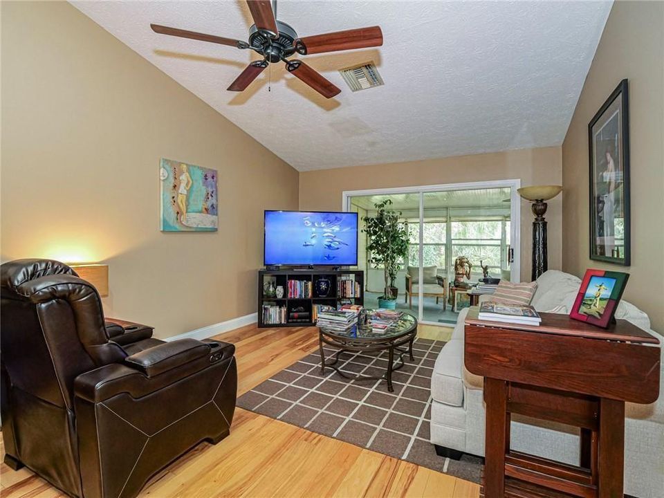 For Rent: $1,995 (2 beds, 2 baths, 966 Square Feet)