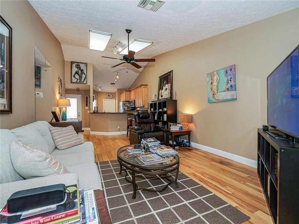 For Rent: $1,995 (2 beds, 2 baths, 966 Square Feet)