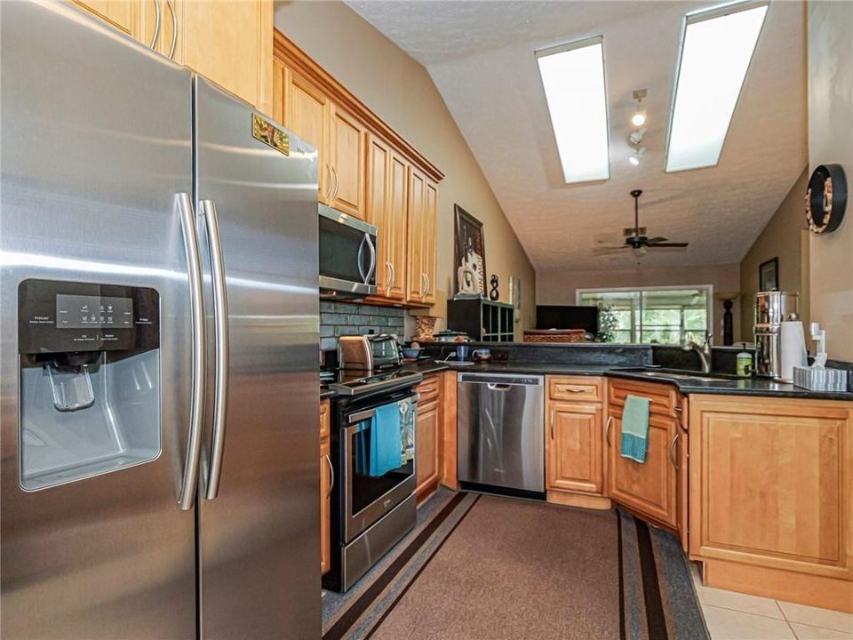 For Rent: $1,995 (2 beds, 2 baths, 966 Square Feet)