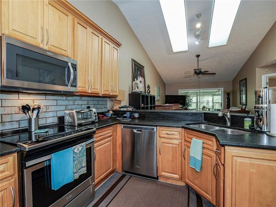 For Rent: $1,995 (2 beds, 2 baths, 966 Square Feet)