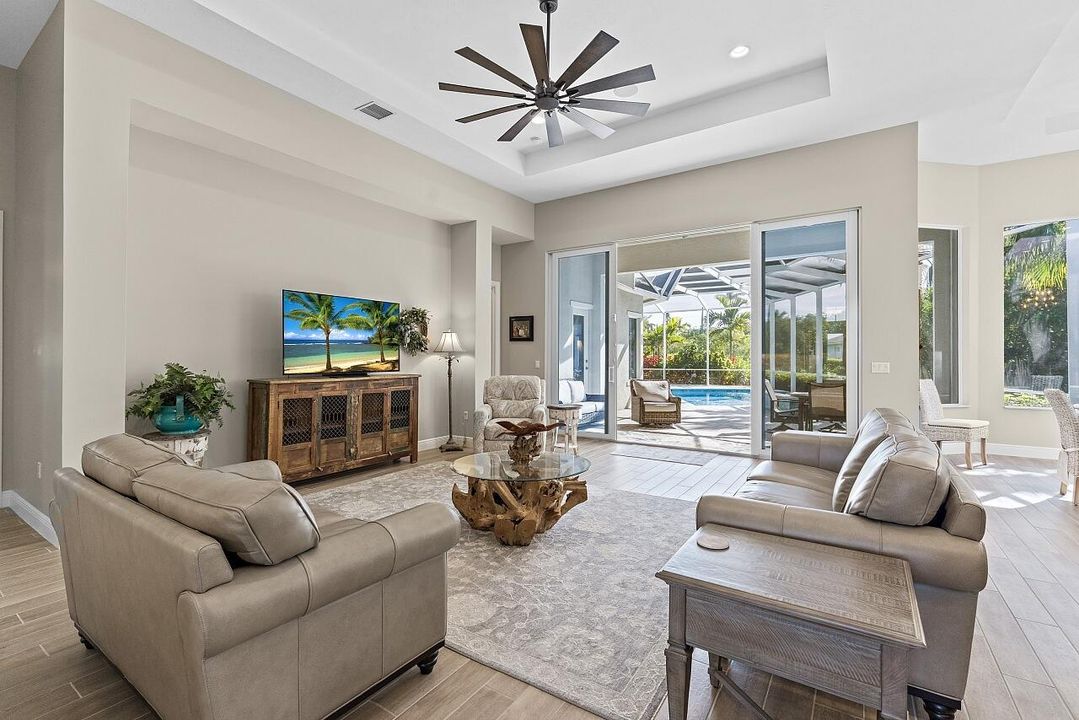 En Venta: $1,350,000 (3 camas, 3 baños, 2721 Pies cuadrados)