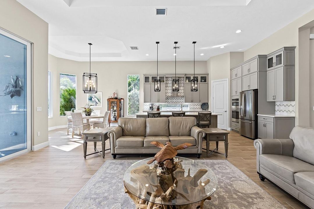 En Venta: $1,350,000 (3 camas, 3 baños, 2721 Pies cuadrados)