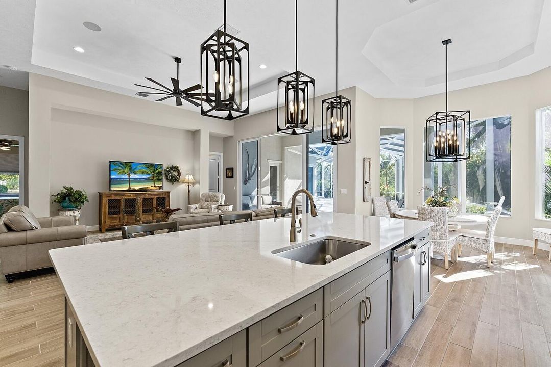 En Venta: $1,350,000 (3 camas, 3 baños, 2721 Pies cuadrados)