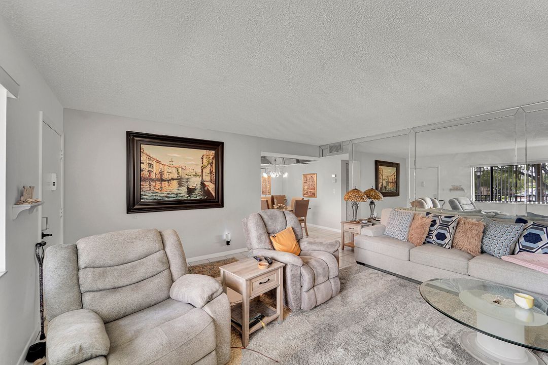 待售: $195,999 (2 贝兹, 2 浴室, 1010 平方英尺)