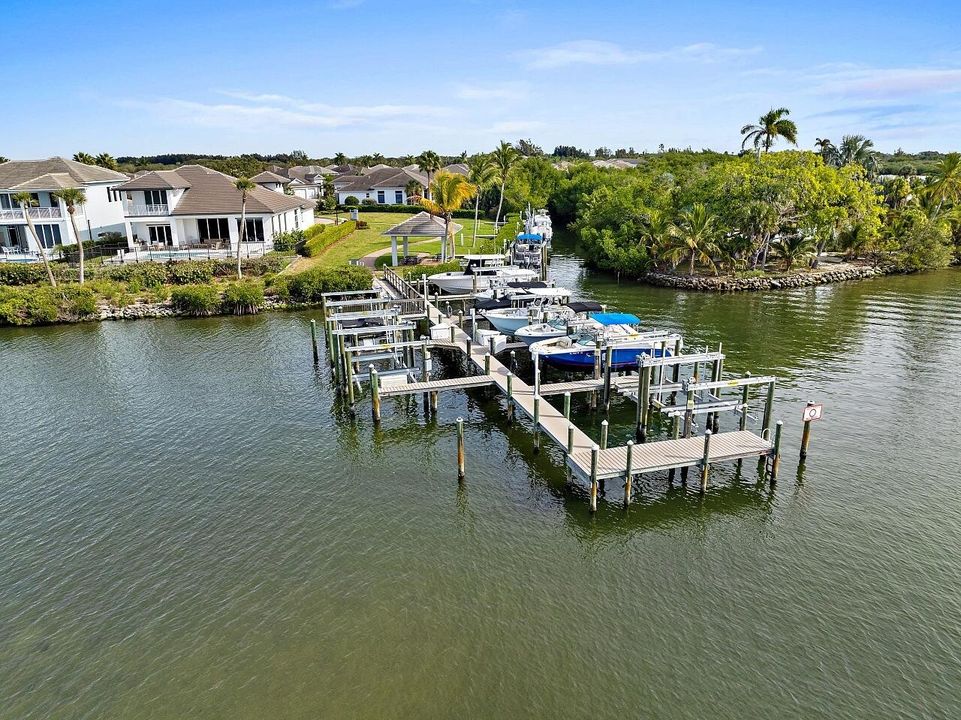 En Venta: $1,350,000 (3 camas, 3 baños, 2721 Pies cuadrados)