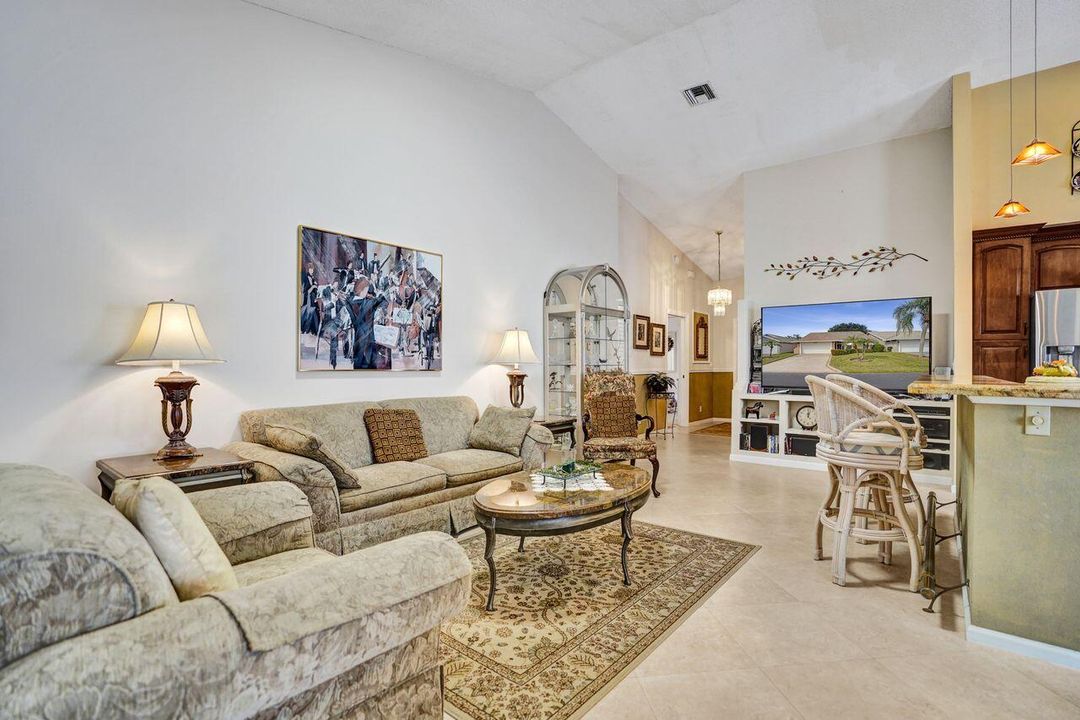 For Sale: $369,000 (2 beds, 2 baths, 1715 Square Feet)