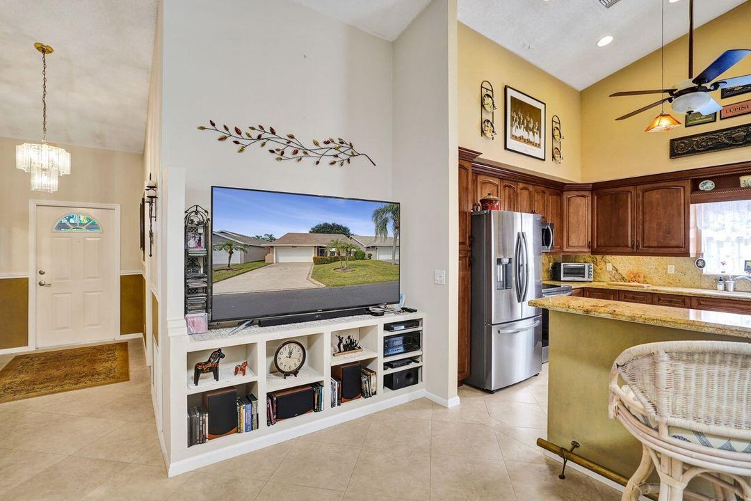 For Sale: $369,000 (2 beds, 2 baths, 1715 Square Feet)