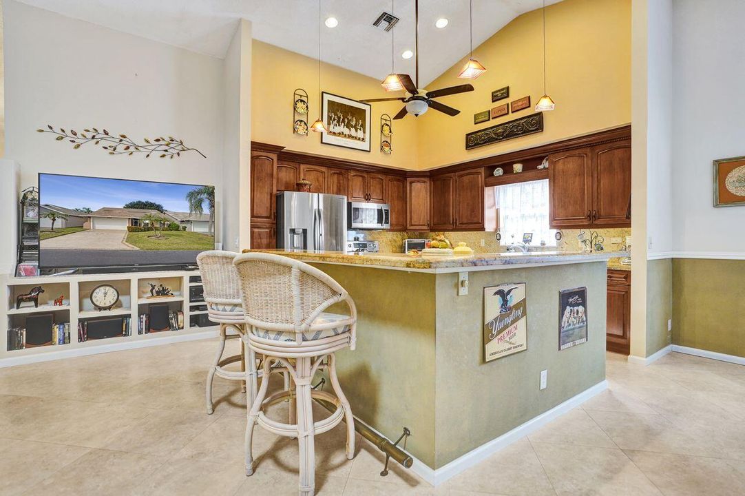 For Sale: $369,000 (2 beds, 2 baths, 1715 Square Feet)